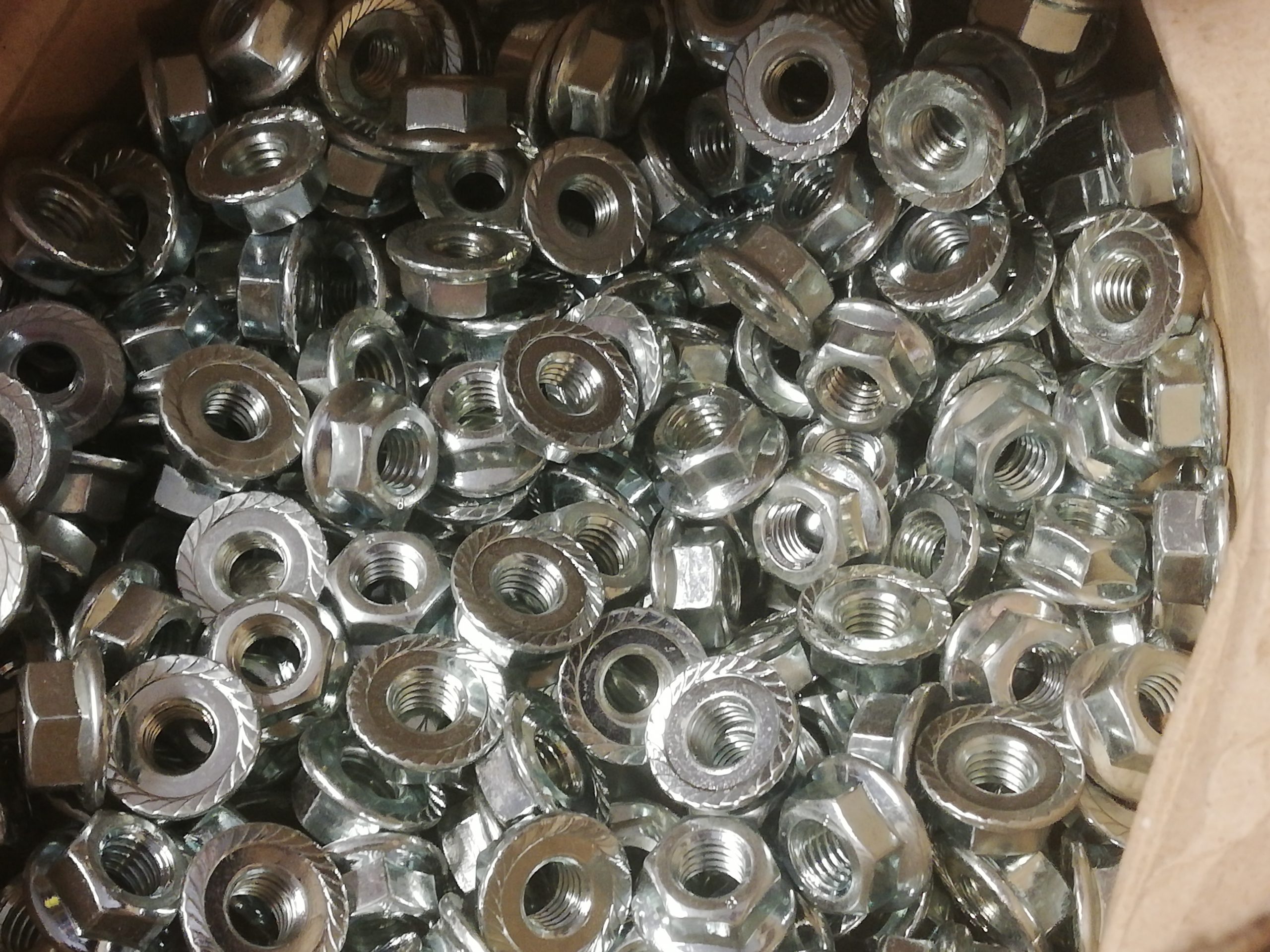 500 X M 8 Sechskantmuttern mit Flansch Sperrverzahung DIN 6923 8. – Bild 2