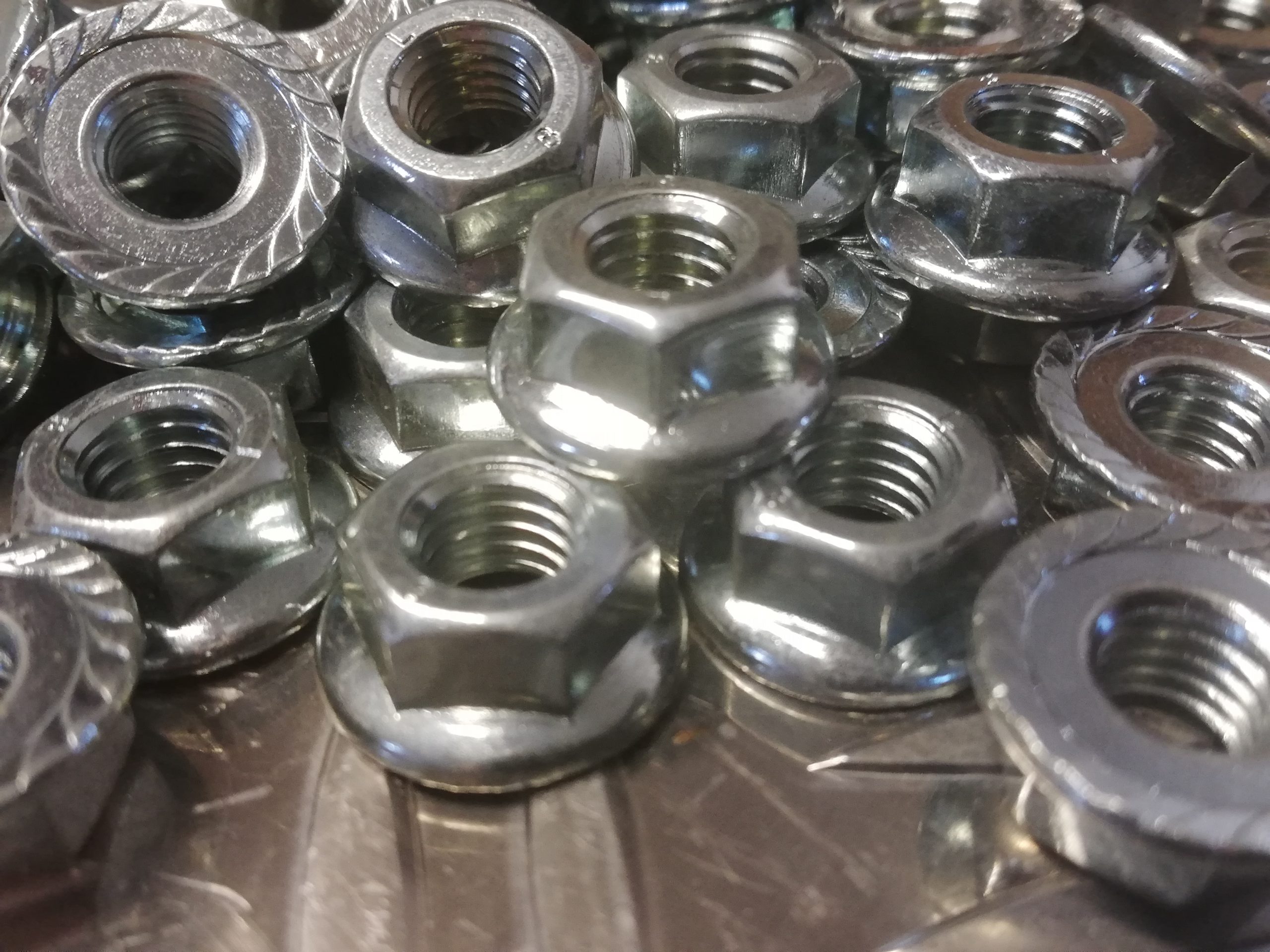 500 X M 8 Sechskantmuttern mit Flansch Sperrverzahung DIN 6923 8. – Bild 5