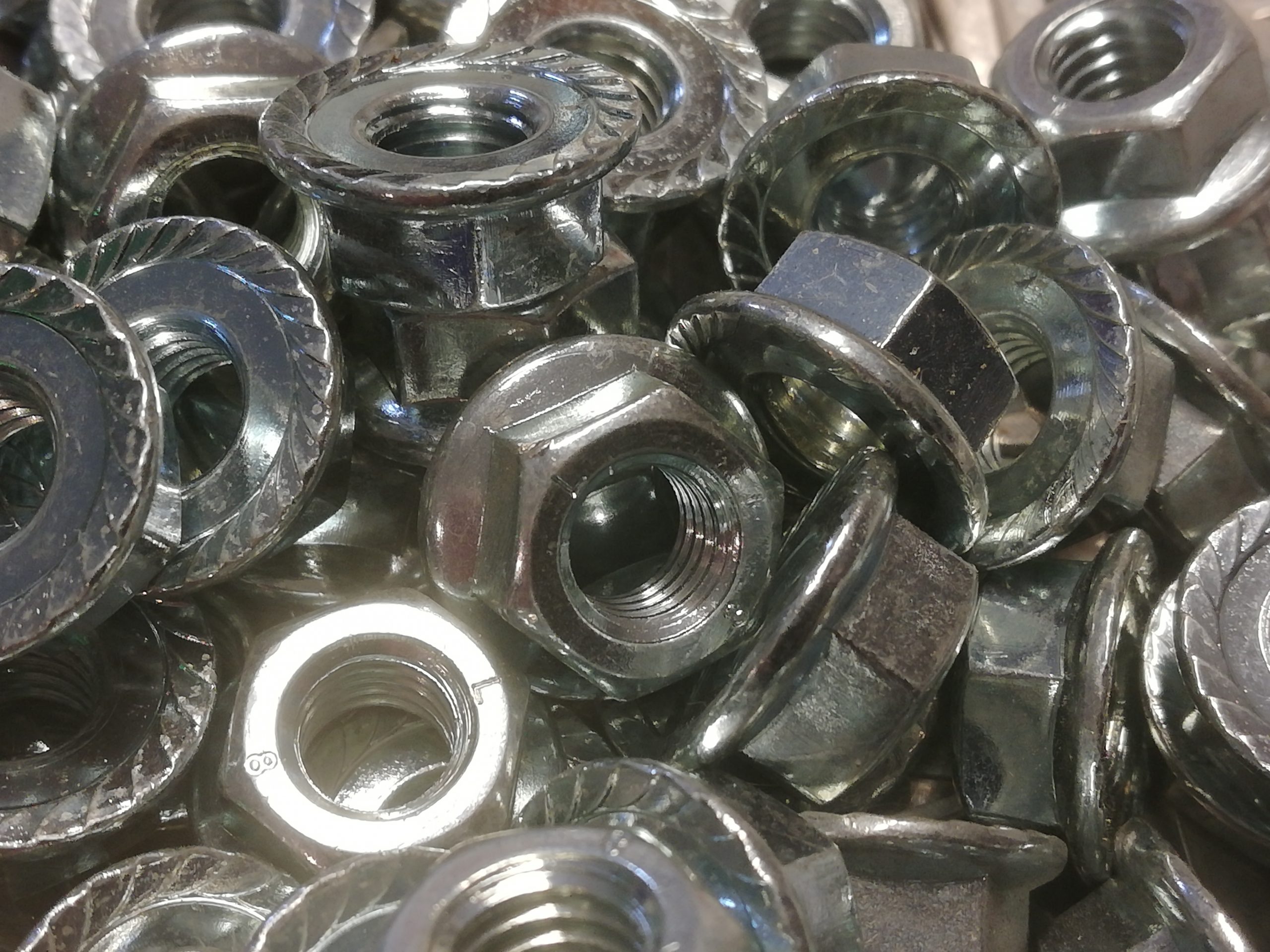 500 X M 8 Sechskantmuttern mit Flansch Sperrverzahung DIN 6923 8. – Bild 3